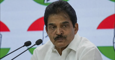 ​‘കെസിയെ കേറ്റിയേ, കേരളമാകെ നാറ്റിയേ’; കോൺഗ്രസിലെ മുഖ്യമന്ത്രി പോരിനിടെ പാരഡി ഗാനവുമായി അണികൾ