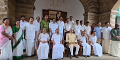  ഷിബു ബേബി ജോണും സി പി ജോണും ‘സഗൗരവം’; വി ഡി സതീശനും മറ്റുള്ളവരും 'ദൈവനാമത്തിൽ': 'സർവശക്തനായ അല്ലാഹു'വിനെ ഒഴിവാക്കി   ലീഗ്;  കെ മുരളീധരൻ  ഇംഗ്ലീഷിൽ