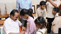 മുഖ്യമന്ത്രിയെ കണ്ടു,  ഉടുപ്പിൽ  ഒപ്പ് വാങ്ങി ; കുട്ടിക്കൂട്ടത്തിന്റെ  ആഗ്രഹം സാധിച്ചു നൽകി വി.ഡി. സതീശൻ