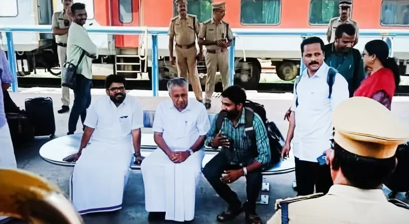 കാലത്തിന്റെ കാവ്യനീതി: റെയിൽവേ സ്റ്റേഷനിലെ സ്റ്റീൽ ബെഞ്ചിൽ ട്രെയിൻ കാത്തിരിക്കുന്ന പിണറായി; സ്പെഷൽ കസേരയില്ല, പൊലീസ് പടയുമില്ല; ചിത്രങ്ങൾ വൈറൽ