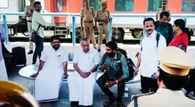 കാലത്തിന്റെ കാവ്യനീതി: റെയിൽവേ സ്റ്റേഷനിലെ സ്റ്റീൽ ബെഞ്ചിൽ ട്രെയിൻ കാത്തിരിക്കുന്ന പിണറായി; സ്‌പെഷൽ  കസേരയില്ല, പൊലീസ് പടയുമില്ല;  ചിത്രങ്ങൾ വൈറൽ