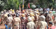 എറണാകുളം  പാരിയത്ത്കാവിലെ കുടിയൊഴിപ്പിക്കല്‍ ശനിയാഴ്ച്ച പൂര്‍ത്തിയാക്കണം; കര്‍ശന നിര്‍ദേശവുമായി കോടതി