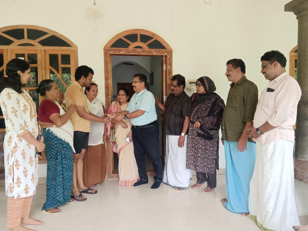 സനു മഠത്തിലിന്റെ മകൻ മൃദുലിന് നവയുഗം വിദ്യാഭ്യാസസഹായ ഫണ്ട് കൈമാറി