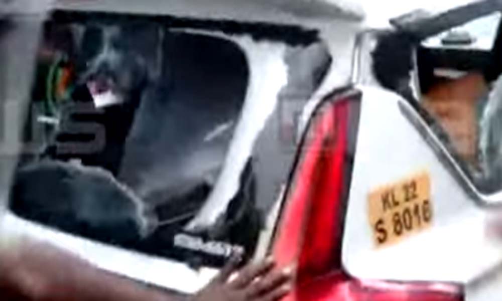 അക്രമികളെ വിട്ടുതന്നെ പറ്റൂ; സിപിഎം ഓഫീസ് വളഞ്ഞ് പോലീസ്