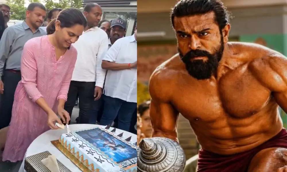  രാം ചരണിന്റെ പെഡ്ഡിക്ക് 100 കോടി; പടക്കം പൊട്ടിച്ചും കേക്ക് മുറിച്ചും ആഘോഷം