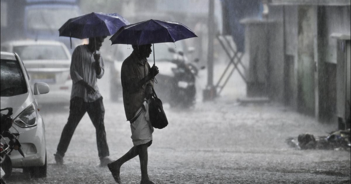 കേരളത്തിൽ ചൊവ്വാഴ്ച വരെ പ്രളയസമാനമായ അതിശക്തമായ മഴയ്ക്ക് സാധ്യത; വടക്കൻ ജില്ലകളിൽ ഓറഞ്ച് അലർട്ട്, ഇടുക്കിയിൽ രാത്രിയാത്ര നിരോധിച്ചു