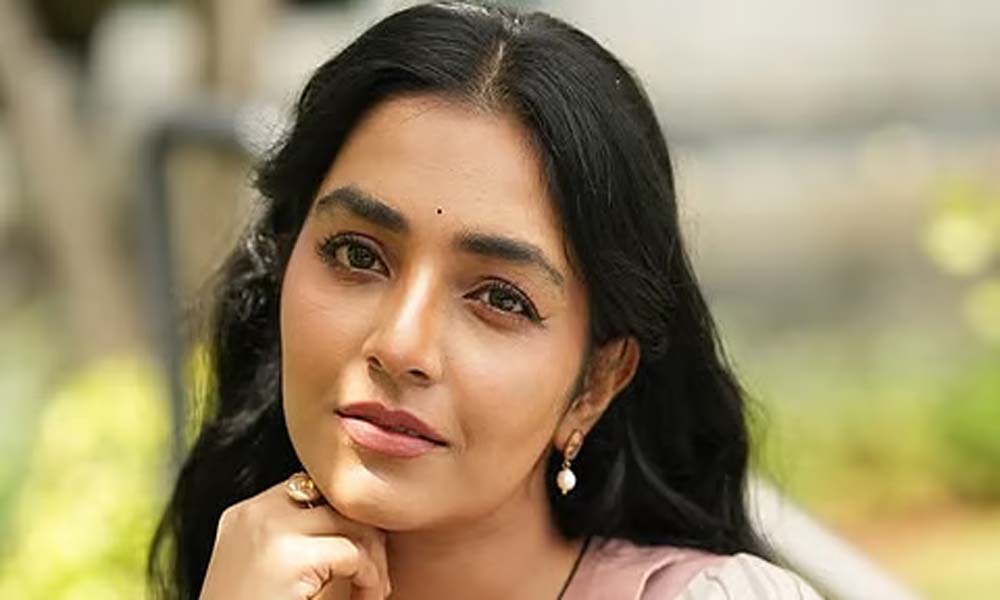 കാഴ്ചക്കാരെയും ടിആര്‍പിയും കൂട്ടാനുള്ള തിരക്കില്‍ മനുഷ്യത്വം നഷ്ടപ്പെട്ടു: യുട്യൂബേഴ്‌സിനെതിരെ രജിഷ വിജയന്‍