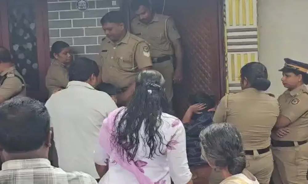 നെയ്യാറ്റിന്‍കരയില്‍ ജപ്തിക്കിടെ നാടകീയ രംഗങ്ങള്‍; മണ്ണെണ്ണയൊഴിച്ച് ആത്മഹത്യാ ഭീഷണി മുഴക്കി കുടുംബം
