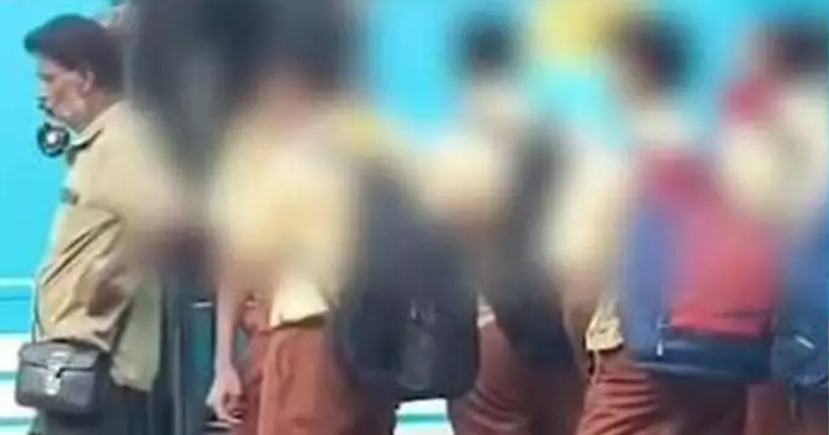 'വീട്ടിൽ പോവണ്ടേ ചേട്ടാ...' കണ്ടക്ടറോട് കൈകൂപ്പി അപേക്ഷിച്ച് വിദ്യാർത്ഥി, നടക്കില്ലെന്ന് കണ്ടക്ടർ': സംഭവം വടക്കാഞ്ചേരിയില്; പരാതി നൽകി എസ്എഫ്ഐ