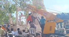 മഹാരാഷ്ട്രയിൽ ക്ഷേത്ര മേൽക്കൂര തകർന്ന് വീണ്  നാല് മരണം;  നിരവധി പേർ കുടുങ്ങിക്കിടക്കുന്നു