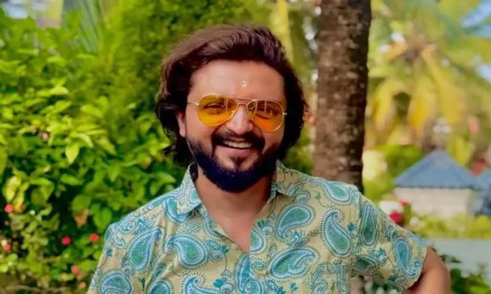 അവതാരകന്‍ രാജേഷ് ഇപ്പോഴും കിടപ്പിലാണ്, എഴുന്നേല്‍പ്പിച്ച് നിര്‍ത്തുന്നുണ്ട്, കൈകാലുകളുടെ ചലനം മെച്ചമാകുന്നുണ്ട്