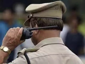 പത്താം ക്ലാസുകാരന്റെ വാട്ടര്ബോട്ടിലില് ചാരായം ; പൊലീസിനെ വെട്ടിച്ച് വിദേശത്തേക്ക് കടന്ന് രണ്ടാനച്ഛൻ