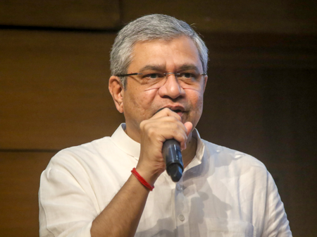 ഓണത്തിന് കേരളത്തിലേക്ക് നൂറിലേറെ സ്പെഷ്യല് ട്രെയിനുകള് ; പ്രഖ്യാപനവുമായി അശ്വിനി വൈഷ്ണവ്