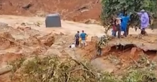 വയനാട് മണ്ണിടിച്ചിലിൽ 5 മരണം, ഒമ്പതു പേരെ കാണാതായി; നിരവധി പേർ കുടുങ്ങി കിടക്കുന്നു; മലവെള്ളപ്പാച്ചിലിൽ  ആളുകൾ ഒലിച്ചുപോകുന്ന ഞെട്ടിക്കുന്ന ദൃശ്യങ്ങൾ പുറത്ത് 