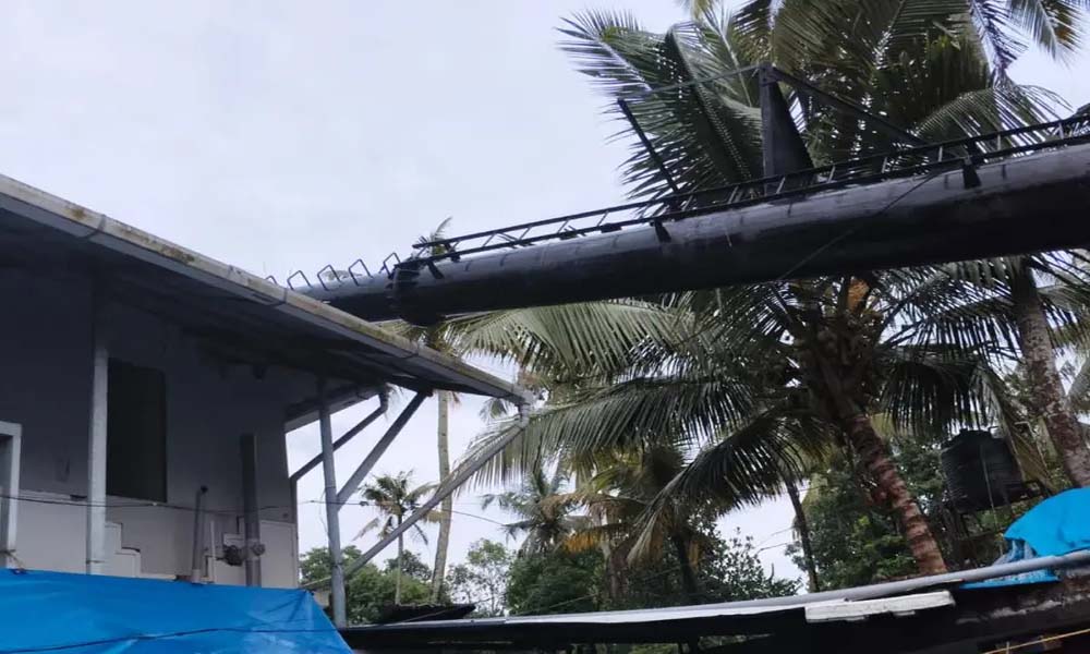  അരൂര്‍ ശ്മശാനത്തിലെ പുകക്കുഴല്‍ വീടിന് മുകളിലേക്ക് തകര്‍ന്നു വീണു; വന്‍ അപകടം ഒഴിവായി