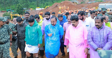 ദുരന്തഭൂമി സന്ദർശിച്ച്  മുഖ്യമന്ത്രി; രക്ഷാപ്രവര്‍ത്തന പുരോഗതി നേരിട്ട് വിലയിരുത്തി