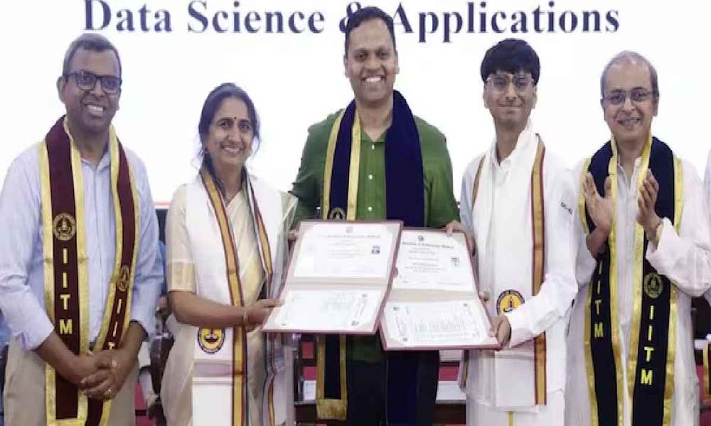 ബന്ധുക്കളുടെ നെഗറ്റീവ് ചോദ്യങ്ങളെ ചിരിച്ചുതള്ളി, മകനൊപ്പം മദ്രാസ് ഐഐടിയില് നിന്ന് ബിരുദം നേടി 45കാരി