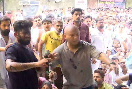 കോക്രോച്ച് അധ്യക്ഷന് അഭിജിത്തിന്റെ മുഖത്തേക്ക് മഷി കുടഞ്ഞു; ജന്തര് മന്തറില് സംഘര്ഷം