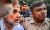 ബലപ്രയോഗത്തിലൂടെ തൂക്കിയെടുത്ത് നീക്കി അറസ്റ്റ്; രാഹുൽ ഗാന്ധിയുടെ  മുഖത്ത് പരിക്കേറ്റു 
