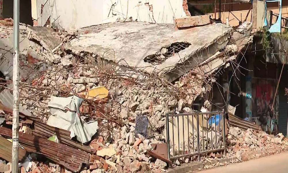  പാര്‍ക്കിങ്ങിന് തടസം; രാത്രി ഗുണ്ടകളെ വിട്ട് കട പൊളിച്ചു നീക്കി