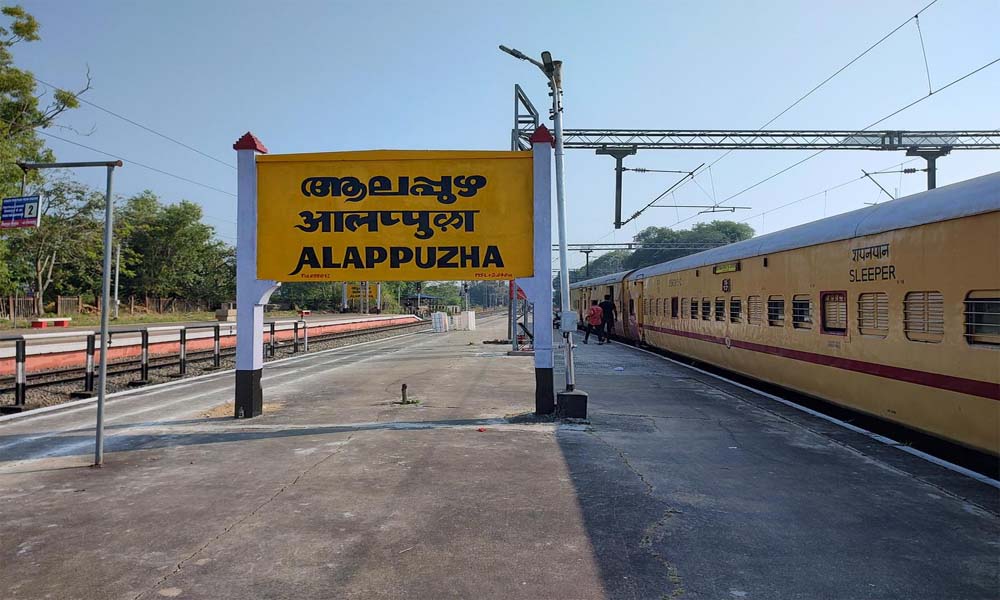  കോഴിക്കോട് സ്വദേശിനി തീവണ്ടിയില്‍നിന്ന് വീണ് മരിച്ച നിലയില്‍; കണ്ടെത്തിയത് ആലപ്പുഴയിലെ റെയില്‍വേ ട്രാക്കില്‍