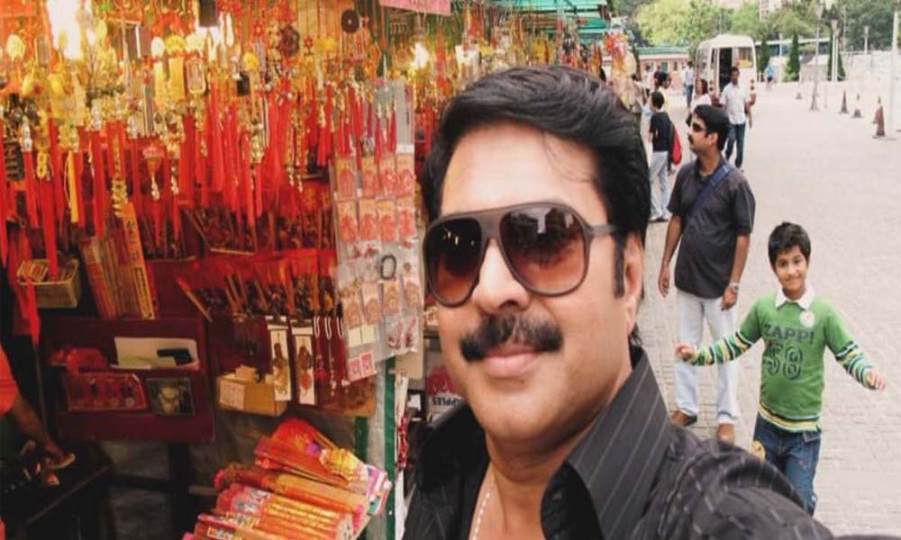 ഇതൊക്കെ പണ്ടേ വിട്ടതാ', സെല്ഫി കാലത്തിന് മുന്നെ കിടിലന് സെല്ഫി; സോഷ്യല് മീഡിയ തൂക്കി മമ്മൂക്ക