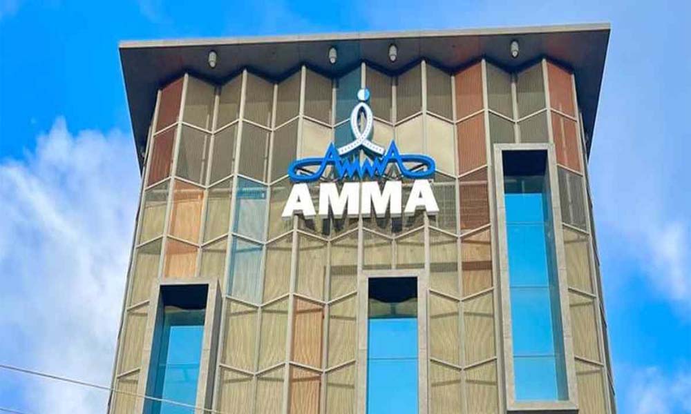 താരസംഘടനയില് വീണ്ടും തര്ക്കം; ശ്വേതാ മേനോന് കമ്മിറ്റിയുടെ ഓണക്കിറ്റ് വിതരണത്തിനെതിരെ ഒരുവിഭാഗം താരങ്ങള്