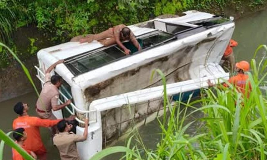 ചാലക്കുടിയില് സ്കൂള് ബസ് കനാലിലേക്ക് മറിഞ്ഞ് പത്ത് കുട്ടികള്ക്ക് പരിക്ക്