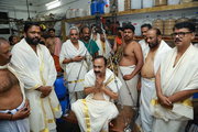 മുഖ്യമന്ത്രിക്ക് ഗുരുവായൂരില്‍ നേന്ത്രപ്പഴം കൊണ്ട് തുലാഭാരം