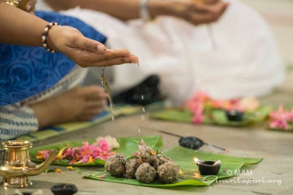 ആത്മാവുകൾക്ക് മോക്ഷം ലഭിക്കാൻ പ്രാർഥിക്കാം ( വിചാരസീമകൾ : പി.സീമ )
