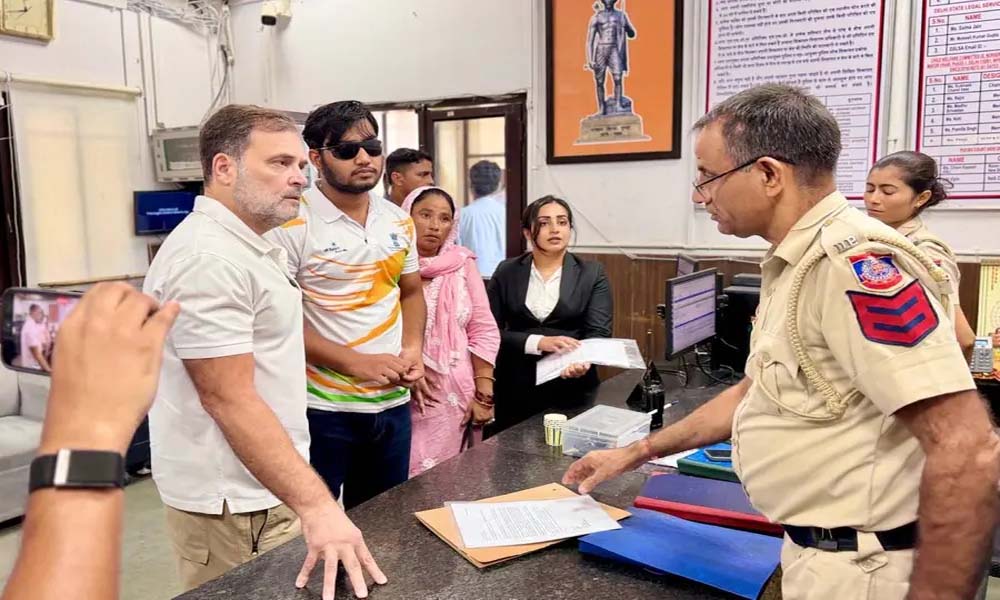 പെല്ലറ്റ് ആക്രമണം;പരാതിപ്പെട്ടിട്ടും കേസെടുത്തില്ല, പരിക്കേറ്റയാളുമായി രാഹുല് ഗാന്ധിയുടെ ധര്ണ