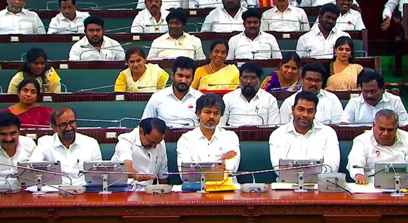 നിയമ സഭയിൽ മുഖ്യമന്ത്രിയുടെ കസേര വിട്ട് മന്ത്രിമാർക്കിടയിലിരുന്ന് തമിഴ്നാട് മുഖ്യമന്ത്രി ജോസഫ് വിജയ്