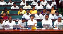 നിയമ സഭയിൽ മുഖ്യമന്ത്രിയുടെ കസേര വിട്ട് മന്ത്രിമാർക്കിടയിലിരുന്ന് തമിഴ്നാട് മുഖ്യമന്ത്രി  ജോസഫ് വിജയ്