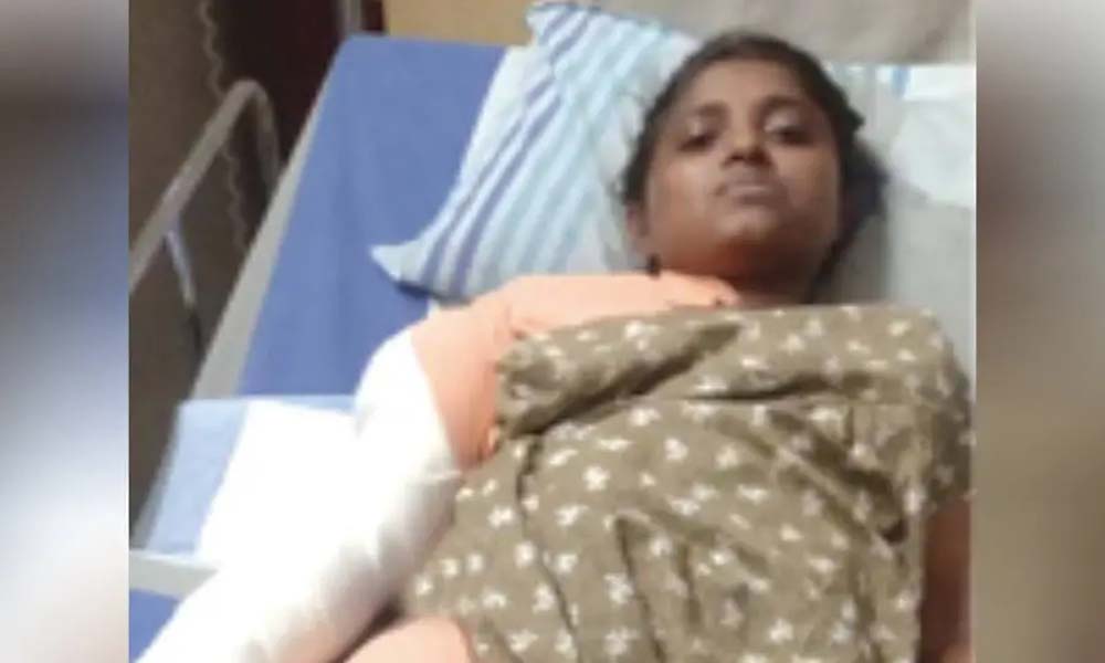  തിരഞ്ഞെടുപ്പുജോലിക്കിടെ അപകടം, കൈയറ്റു; 5 മാസം 17 ശസ്ത്രക്രിയ, എന്നിട്ടും പാലക്കാട്ടേക്ക് ട്രാന്‍സ്ഫര്‍