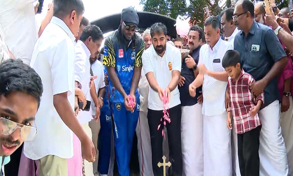 പുതുപ്പള്ളിയിലെത്തി ക്രിസ് ഗെയില്; ഉമ്മന്ചാണ്ടിയുടെ കല്ലറയില് പുഷ്പാര്ച്ചന നടത്തി