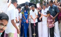  പുതുപ്പള്ളിയിലെത്തി ക്രിസ് ഗെയില്‍; ഉമ്മന്‍ചാണ്ടിയുടെ കല്ലറയില്‍ പുഷ്പാര്‍ച്ചന നടത്തി