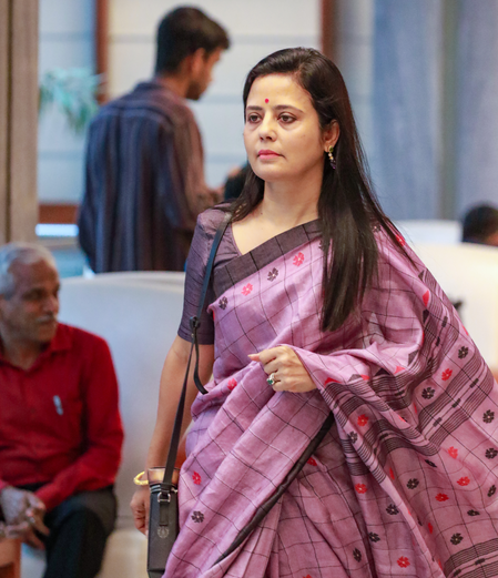 'ആളുകൾ കല്ലും ഉരുളക്കിഴങ്ങും വലിച്ചെറിയുന്നു, എം.പിക്ക് നേരെ മുട്ടയെറിയാമെങ്കിൽ മറ്റ് രാഷ്ട്രീയക്കാരുടെ അവസ്ഥയെന്താകും?’; മഹുവയ്ക്ക് ഇടക്കാല പോലീസ് സംരക്ഷണം നൽകാൻ ഹൈക്കോടതി