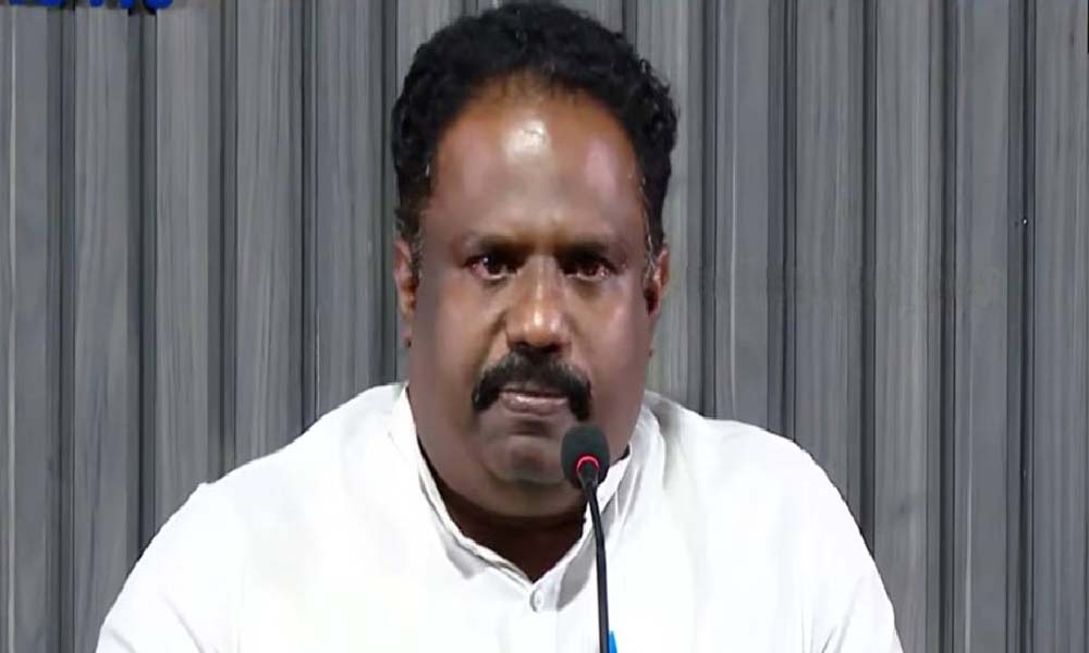 കുടുംബത്തിന് പുറത്തിറങ്ങാന് കഴിയുന്നില്ല; ജി സുധാകരന്റെ ആരോപണത്തില് വിതുമ്പി സിപിഐഎം നേതാവ്