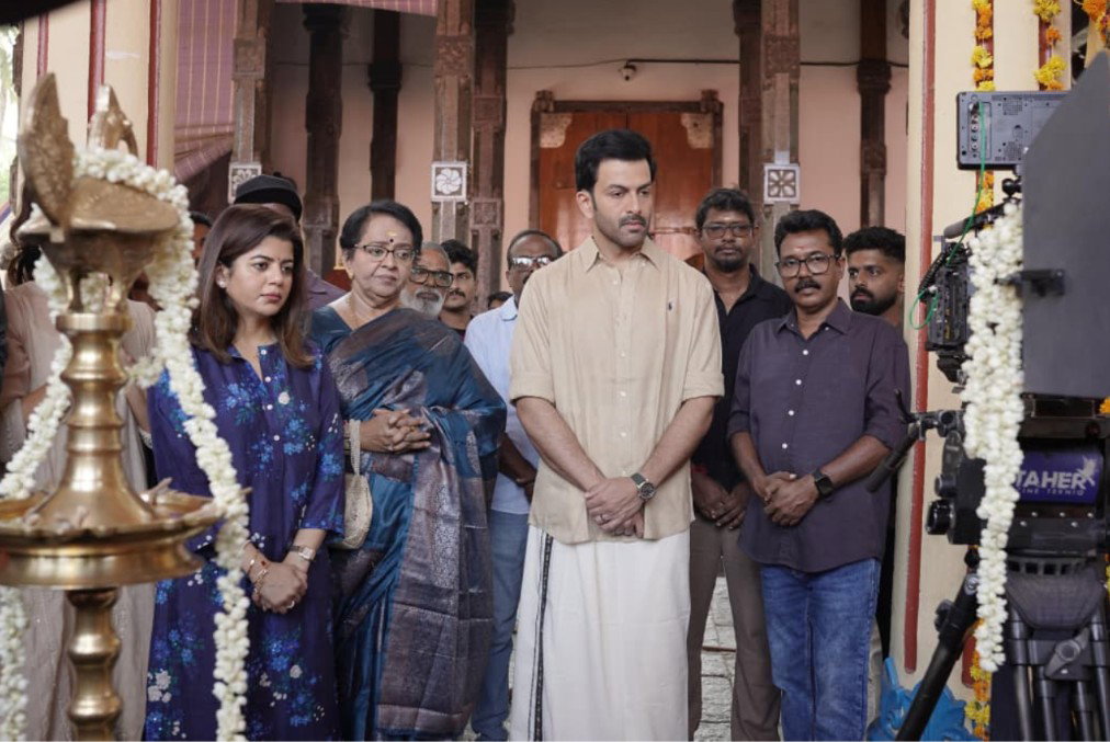 പൃഥ്വിരാജ് - മഞ്ജു വാര്യര് ചിത്രം ''ഒടിയന്: ദി ഏജ് ഓഫ് ഇല്ല്യൂഷന്'' തുടങ്ങി.