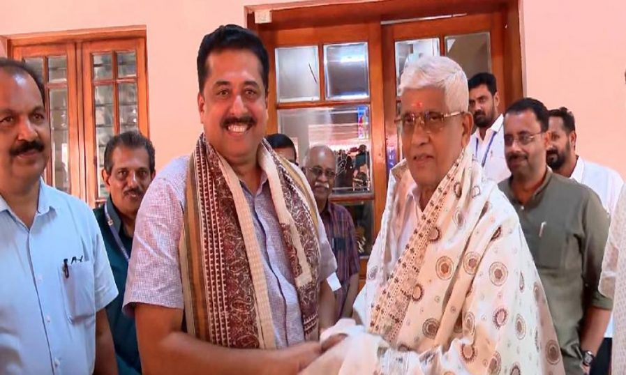 എൻഎസ്എസ് ആസ്ഥാനത്തെത്തി മന്ത്രി ഷംസുദ്ദീൻ: ഷാൾ അണിയിച്ച് സ്വീകരിച്ച് സുകുമാരന് നായര്; മുസ്ലിം സമുദായത്തോട് കുറച്ച് കൂടുതൽ ഇഷ്ടമെന്നും എൻഎസ്എസ് ജനറൽ സെക്രട്ടറി