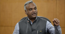 വന്ദേമാതരം നോക്കാതെ പൂർണമായി പാടിയാൽ രാജി; ബിജെപിയെ വെല്ലുവിളിച്ച് പ്രിയങ്ക് ഖാർഗെ, സർക്കാർ ഉത്തരവിനെതിരെ കോടതിയിൽ ഹർജി