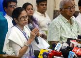 പാർട്ടി പേരും ചിഹ്നവും മരവിപ്പിച്ചത് ചോദ്യം ചെയ്ത് മമതാ ബാനർജി; ഹർജി അടിയന്തരമായി പരിഗണിക്കാൻ സുപ്രീം കോടതി