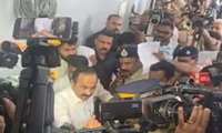  'ഞാന്‍ നിങ്ങളെ കാണുന്നില്ല, മാറിനില്‍ക്ക്'; വിമാന വിവാദത്തില്‍ മാധ്യമപ്രവര്‍ത്തകരോട് ക്ഷുഭിതനായി മുഖ്യമന്ത്രി