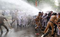 തിരഞ്ഞെടുപ്പ് കമ്മീഷനെതിരെ രാജ്യവ്യാപക പ്രതിഷേധവുമായി പ്രതിപക്ഷം; ജന്തർ മന്തറിൽ സംഘർഷം