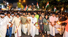 തലസ്ഥാനത്ത് യൂത്ത് കോൺഗ്രസ് മാർച്ചിൽ സംഘർഷം: കല്ലേറും തീപ്പന്തമേറും;  പോലീസ് ലാത്തിച്ചാർജും കണ്ണീർവാതകവും