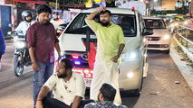  കെ.എം. ഷാജിയുടെ കാർ തടഞ്ഞ് യുവമോർച്ച പ്രവർത്തകർ; മന്ത്രിയെ കാറില്‍ നിന്ന് ഇറക്കി നടത്തിച്ചു 