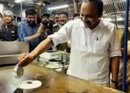 ദോശ ചുട്ട് കട ഉദ്ഘാടനം ചെയ്ത് മുഖ്യമന്ത്രി