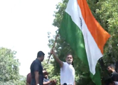 ബാരിക്കേഡിന് മുകളില്‍ കയറി ദേശീയ പതാകവീശി രാഹുല്‍ ഗാന്ധി; പ്രതിഷേധച്ചൂടിൽ രാജ്യ തലസ്ഥാനം