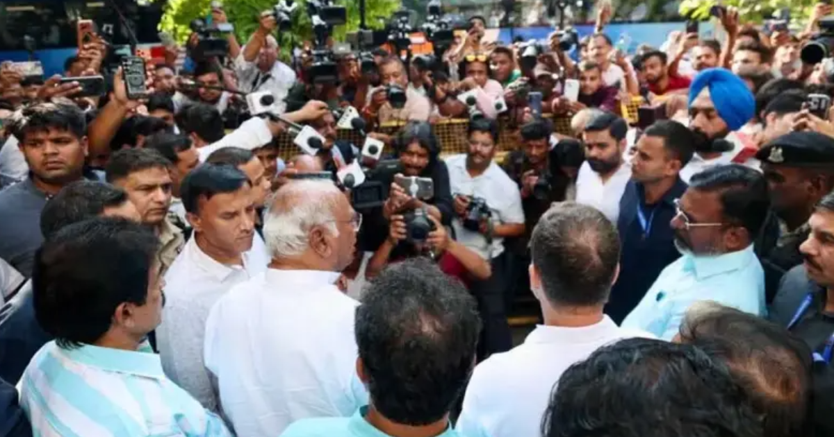 രാഹുല്‍ ഗാന്ധിയും പ്രിയങ്കയും കസ്റ്റഡിയില്‍, റോഡിൽ കിടന്ന് പ്രതിഷേധിച്ച് പ്രിയങ്ക ; രാജ്യതലസ്ഥാനം പ്രക്ഷുബ്ധം