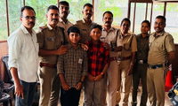  കളഞ്ഞുകിട്ടിയ 200 രൂപ കൈമാറാന്‍ കുരുന്നുകള്‍ പെരുമഴയത്ത് പൊലിസ് സ്റ്റേഷനിലേക്ക്; മടക്കയാത്രയ്ക്ക് റെയിന്‍കോട്ടും നല്‍കി പൊലിസുകാര്‍